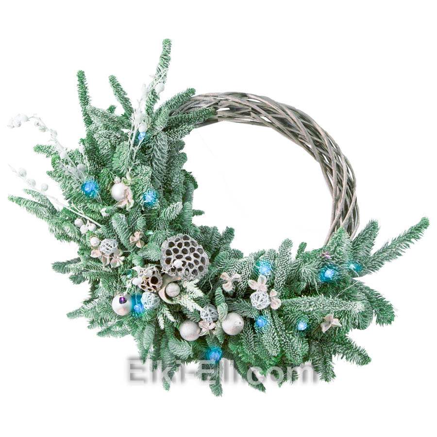 Новогодний подвесной венок "Рождественский иней" из лапника Пихты Нобилис, украшенный снегом, фото