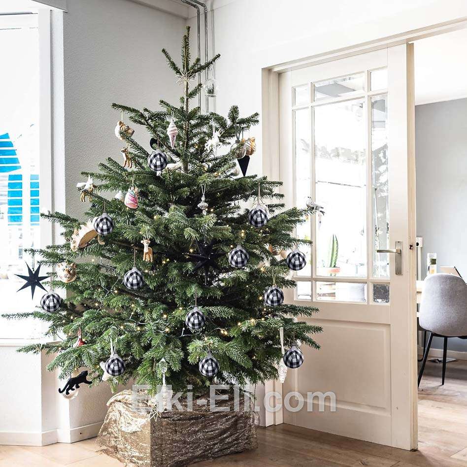 Пример новогоднего оформления Пихты Скандинавской