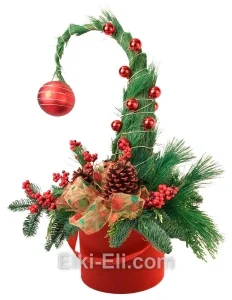 Елочка из лапника «Красный эльф», фото Елочка из лапника «Красный эльф», фото
