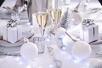 Бокалы с шампанским на новогоднем столе