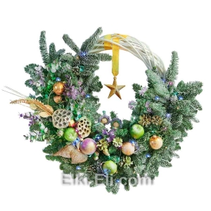 Новогодний подвесной венок "Рождественская встреча" из лапника Пихты Нобилис, украшенный гирляндой, фото